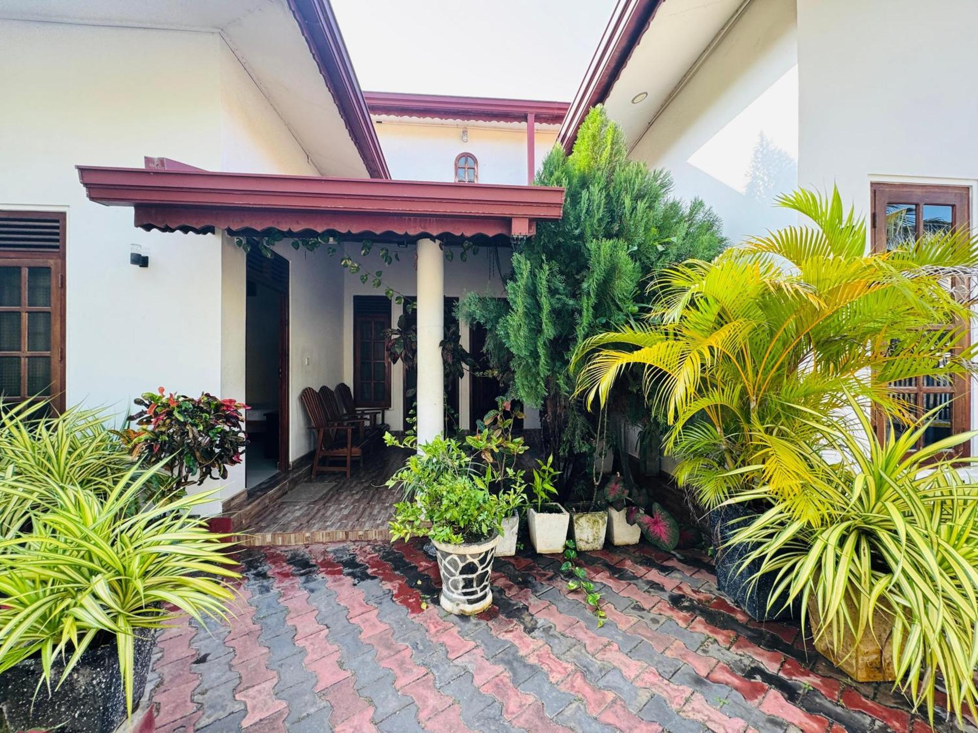Aa Inn Trincomalee Buitenkant foto